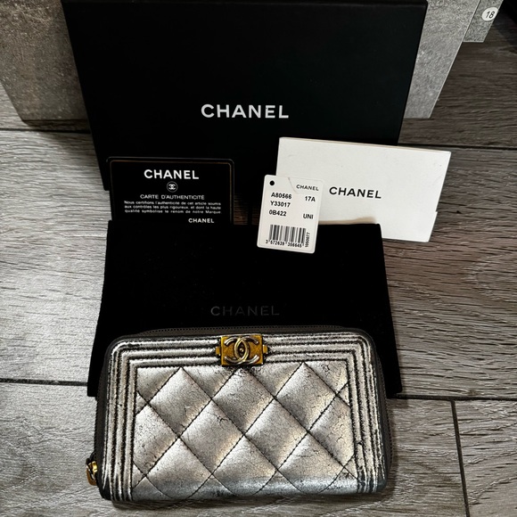 ❤️🎉 HOST PICK💘‼️ CHANEL Boy Zip Around CC Compact Wallet in Crackled Gunmetal - Picture 4 of 7